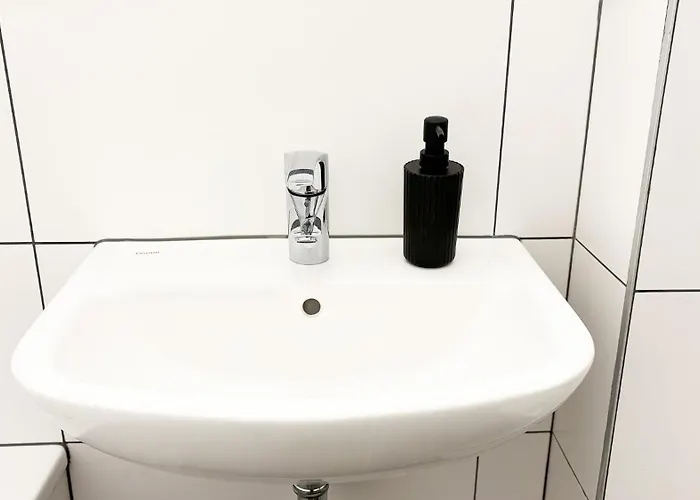 Monteurwohnungen Halle Fuer Teams Kueche Wlan Parkplatz * ハレ